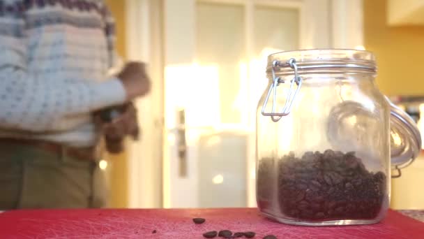 Person Von Oben Die Geröstete Kaffeebohnen Der Küche Mahlt — Stockvideo