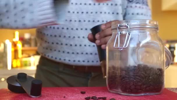 Ovanifrån Person Slipning Rostade Kaffebönor Köket — Stockvideo