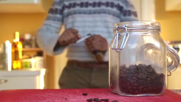 Person Von Oben Die Geröstete Kaffeebohnen Der Küche Mahlt — Stockvideo