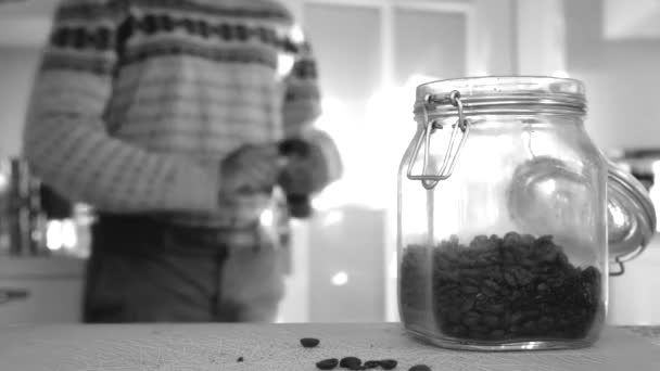 顶级人士在厨房研磨烤咖啡豆 — 图库视频影像