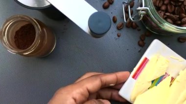  90 derecelik bir insan evdeki mutfakta kurşun geçirmez kahve yapıyor.