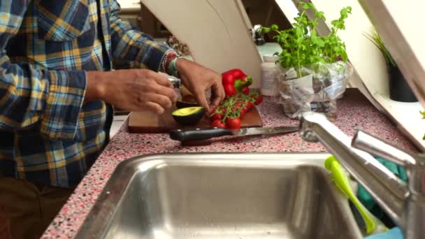 自宅のキッチンで新鮮な有機野菜を準備する人のクローズアップ — ストック動画