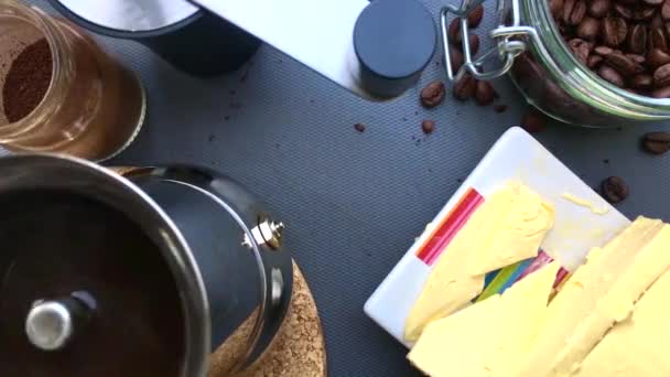 Flache Lag Grad Person Die Köstlichen Kugelsicheren Kaffee Der Küche — Stockvideo