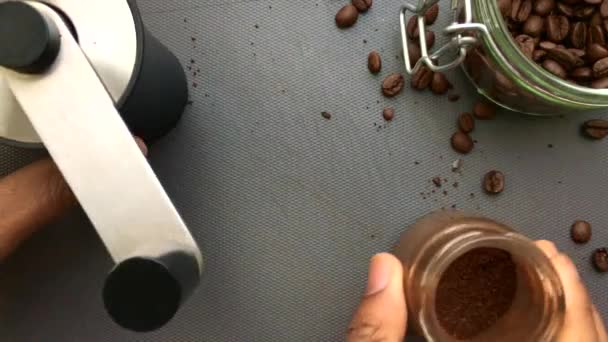 Derecelik Bir Insan Evdeki Mutfakta Kurşun Geçirmez Kahve Yapıyor — Stok video
