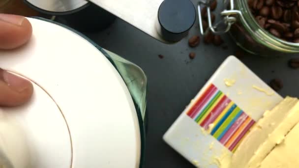 Flat Lay Gradi Persona Rendendo Delizioso Caffè Antiproiettile Cucina Casa — Video Stock