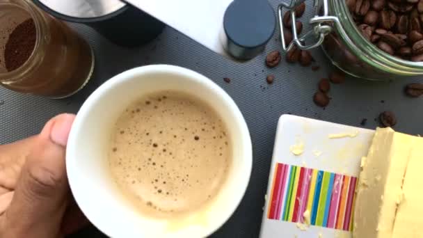自宅のキッチンでおいしい防弾コーヒーを作る人のフラットレイ90度 — ストック動画