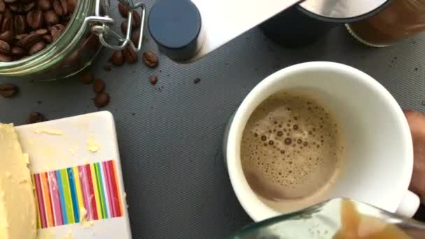 Lapos feküdt 90 fokos személy, hogy finom golyóálló kávét a konyhában otthon