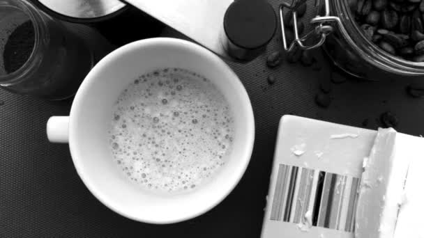 Flache Lag Grad Von Person Die Kugelsicheren Kaffee Küche Hause — Stockvideo