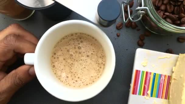 Evde Mutfakta Kurşun Geçirmez Kahve Yapan Derecelik Bir Insan Yatıyordu — Stok video