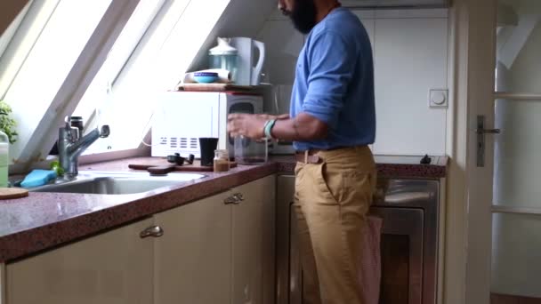 Man Manuellt Slipning Rostade Kaffebönor Hemma — Stockvideo