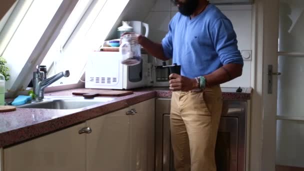 Adam Evde Elle Kavrulmuş Kahve Çekirdeklerini Öğütüyor — Stok video