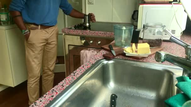 Pessoa Fazendo Delicioso Café Prova Balas Casa Para Café Manhã — Vídeo de Stock