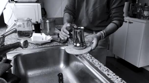 Person Die Leckeren Kugelsicheren Kaffee Hause Zum Frühstück Zubereitet — Stockvideo