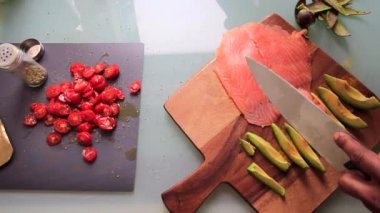 Tahtayı evdeki mutfakta aperatiflerle hazırlayan kişinin üst görüntüsü.
