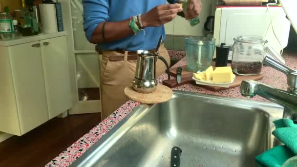 Persona Haciendo Delicioso Café Prueba Balas Casa Para Desayuno — Vídeo de stock