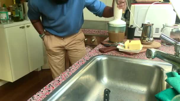Pessoa Fazendo Delicioso Café Prova Balas Casa Para Café Manhã — Vídeo de Stock