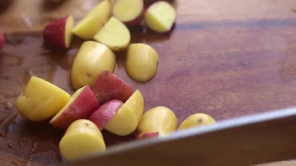 Las Manos Persona Preparando Papas Bebé Tablero Madera — Vídeos de Stock