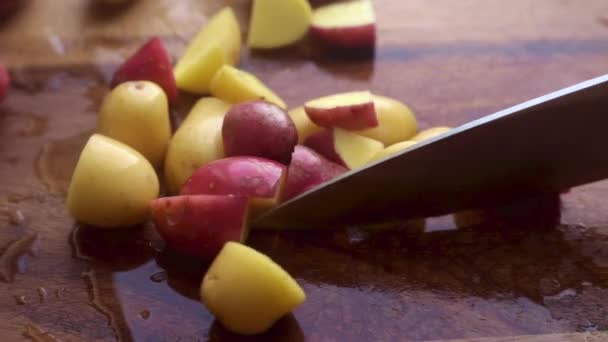 在木板上准备土豆的人的手 — 图库视频影像