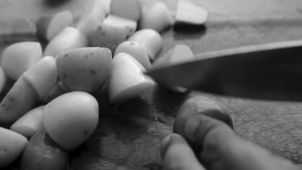 Mãos Pessoa Preparando Batatas Bebê Tábua Madeira — Vídeo de Stock