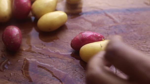 Personens Händer Förbereder Babypotatis Träskiva — Stockvideo