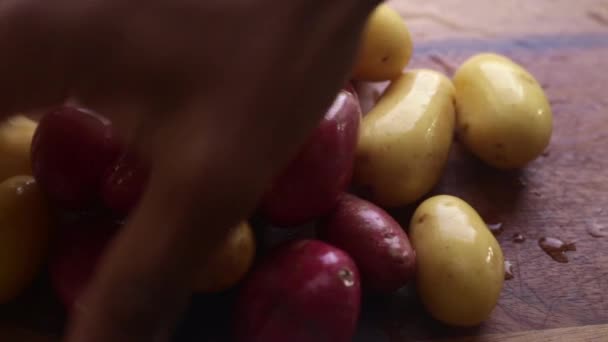 Ręce Osoby Przygotowujące Organiczne Ziemniaki Drewnianej Desce Krojenia Kuchni Domu — Wideo stockowe