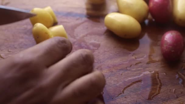 Χέρια Ανθρώπου Που Προετοιμάζουν Βιολογικές Παιδικές Πατάτες Ξύλινη Επιφάνεια Κοπής — Αρχείο Βίντεο