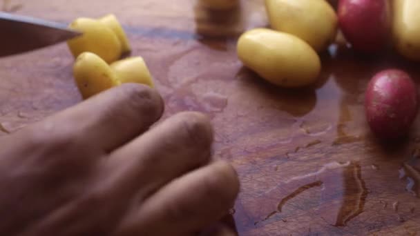 Mãos Pessoa Preparando Batatas Bebê Orgânicas Tábua Corte Madeira Cozinha — Vídeo de Stock