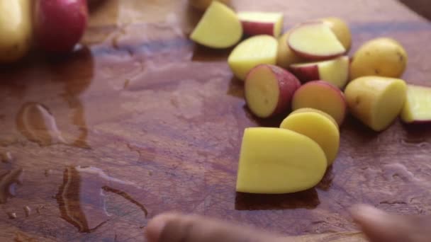 Mãos Pessoa Preparando Batatas Bebê Orgânicas Tábua Corte Madeira Cozinha — Vídeo de Stock