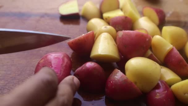 Mani Della Persona Che Preparano Patate Biologiche Bambini Sul Tagliere — Video Stock