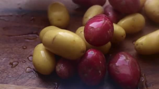 Mãos Pessoa Preparando Batatas Bebê Orgânicas Tábua Corte Madeira Cozinha — Vídeo de Stock
