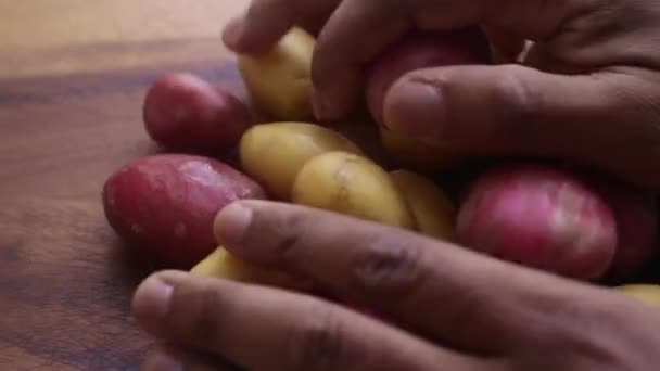 Personens Händer Förbereder Ekologisk Bebis Potatis Trä Skärbräda Köket Hemma — Stockvideo