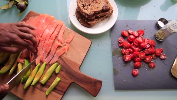 Bovenaanzicht Van Persoon Die Houten Bord Met Hapjes Keuken Thuis — Stockvideo