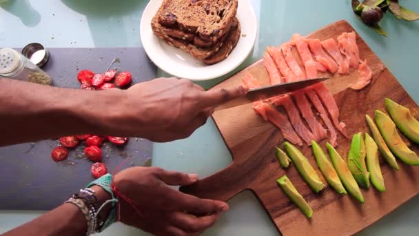 在家里厨房里用开胃菜准备木板的人的头像 — 图库视频影像