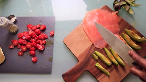 家庭の台所で前菜と木の板を準備する人のトップビュー — ストック動画