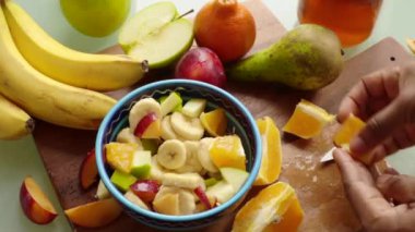 Şefin ellerini kapat ve evde sağlıklı meyve salatası hazırla.