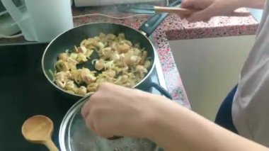 Eletric sobada tavuk kızartan genç bayanı kapatın.