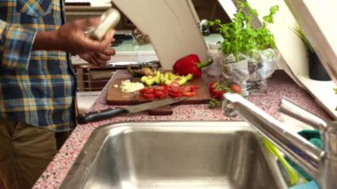 Evde taze ve organik sebzeler hazırlayan kişiye yakından bakın.