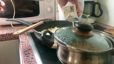 Eletric sobada tavuk kızartan genç bayanı kapatın.