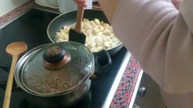 Eletric sobada tavuk kızartan genç bayanı kapatın.