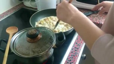 Eletric sobada tavuk kızartan genç bayanı kapatın.