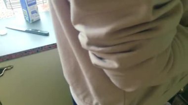 Eletric sobada tavuk kızartan genç bayanı kapatın.