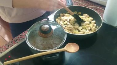 Eletric sobada tavuk kızartan genç bayanı kapatın.