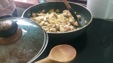 Eletric sobada tavuk kızartan genç bayanı kapatın.