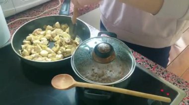 Eletric sobada tavuk kızartan genç bayanı kapatın.