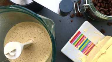 Evde kurşun geçirmez kahve yapan 90 derecelik bir insan yatıyordu.