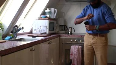 Evde kahve çekirdeklerini elle öğüten biri var.