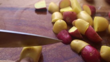 Tahtada patatesleri hazırlayan insanlar