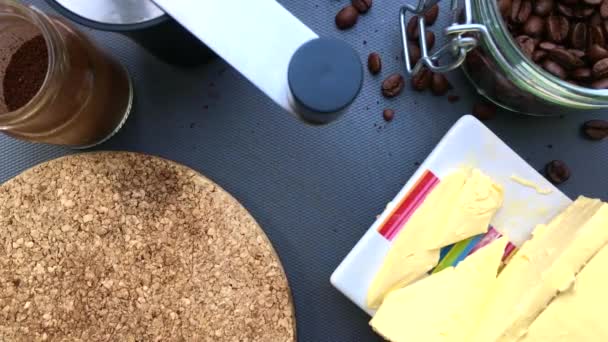 自宅で防弾コーヒーを作る人のフラットレイ90度 — ストック動画