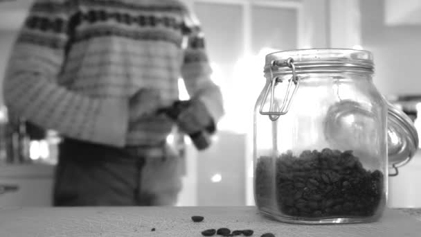 Mann Mahlt Hause Geröstete Kaffeebohnen Manuell — Stockvideo