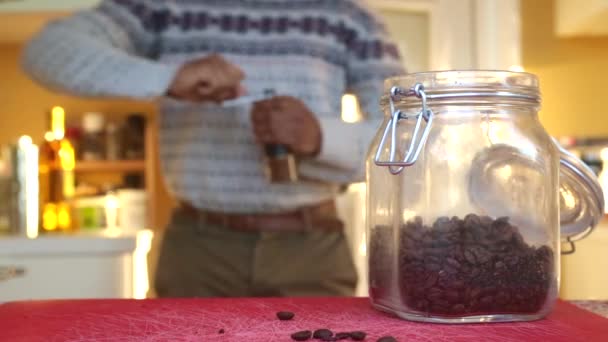 Mann Mahlt Hause Geröstete Kaffeebohnen Manuell — Stockvideo